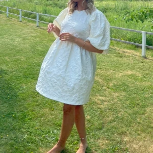 Midsommar klänning - Säljer denna vackra midsommar/sommar klänning från Bubbleroom. Den är använd fåtal gånger. Lite cremevit/gul i färgen!!!! 🤍💛🤍🤍💛🤍💛