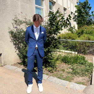 Blå kostym från Jack & Jones - Säljer en stilren blå kostym från Jack & Jones i super slim passform. Använd 2 gånger och jättefint skick. Perfekt till student, bal eller annat festligt tillfälle ✨