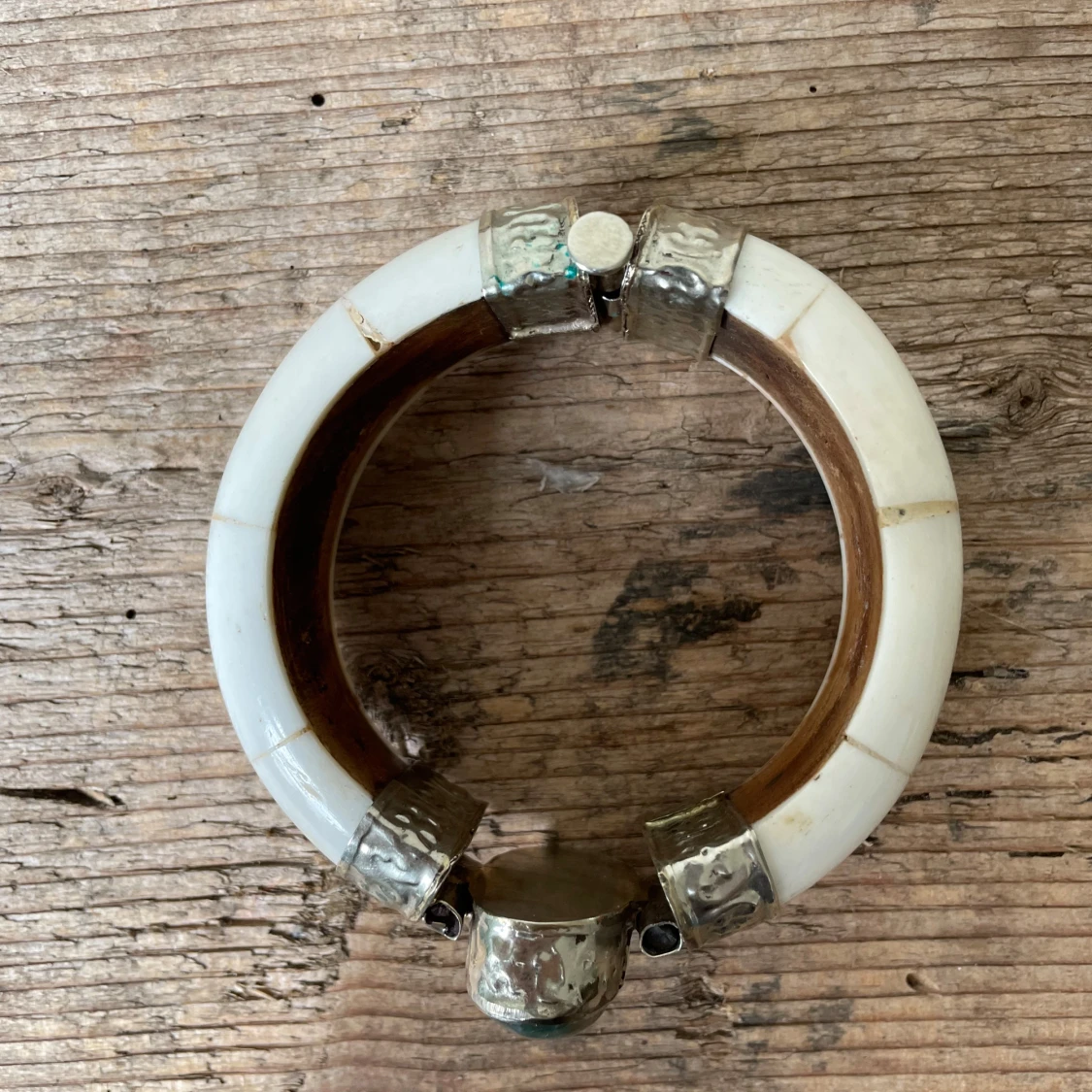 Brett armband med vit bas och grön mossagat - 4