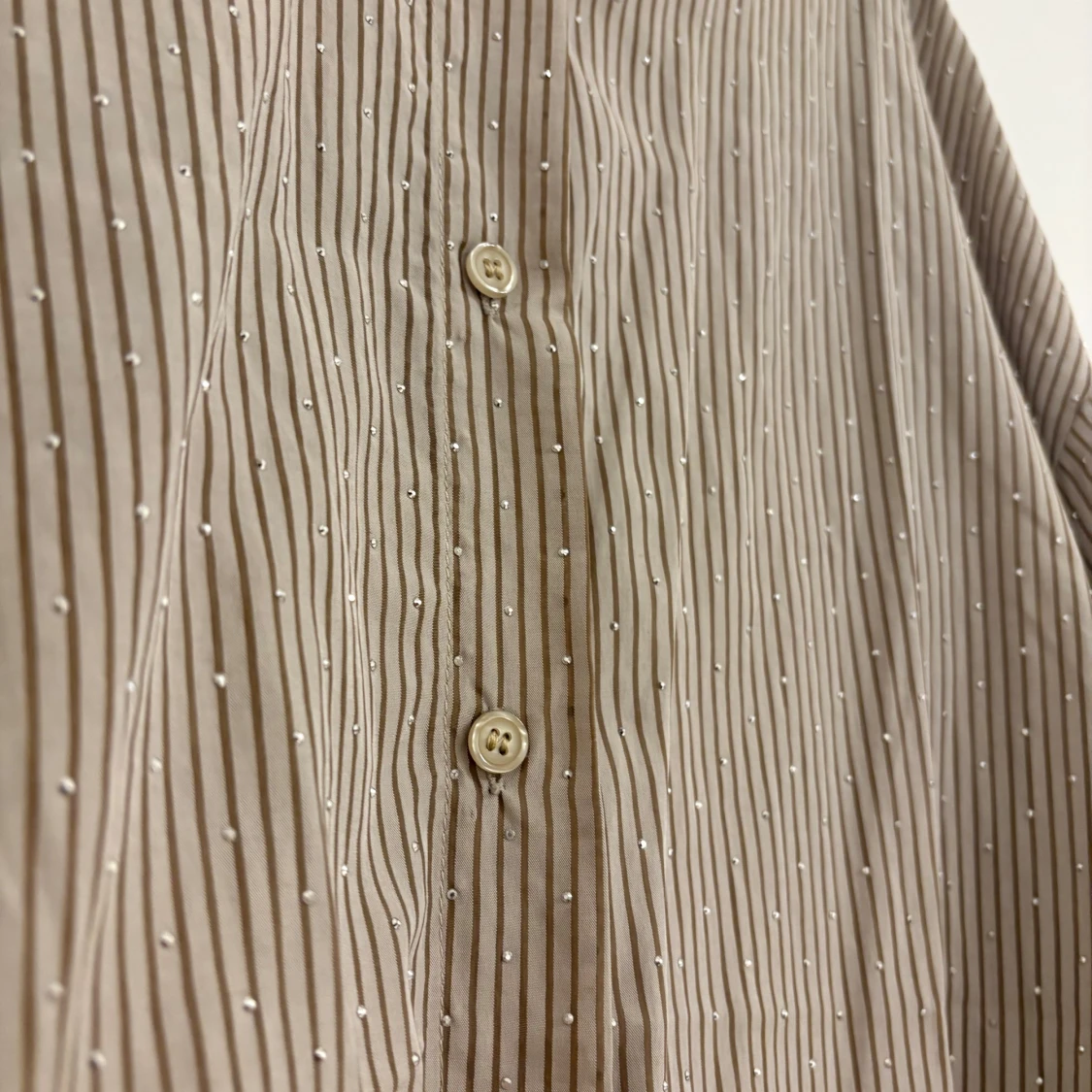 Beige och vit randig skjorta med pärldetaljer - 1