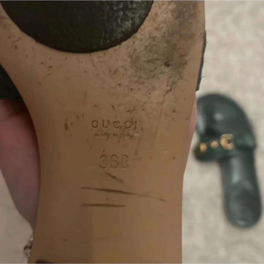 Gröna sandaler från Gucci med gulddetalj - 2