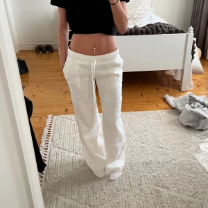 Alobha linnebyxor - Vita linnebyxor från Alobha label. Helt nya med lappen kvar. Modellen enheter Everyday linen pants. Helt slutsålda. Jag är 175 cm lång. 