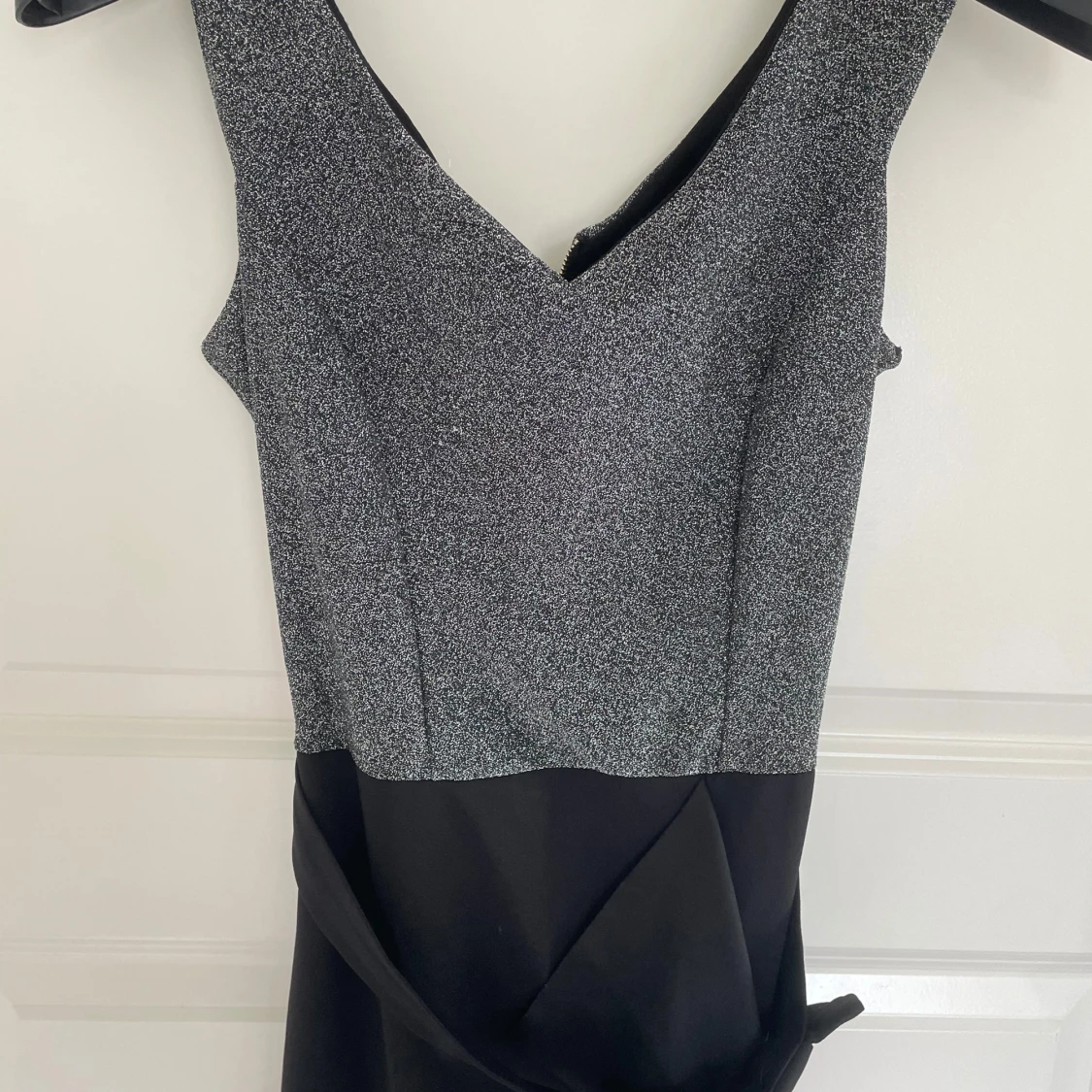 Glittrig långklänning med volang och rosett - 1