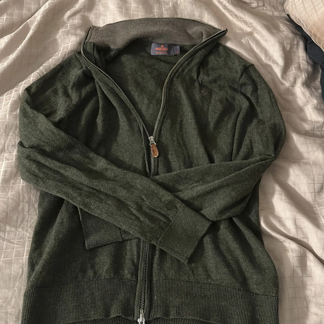 Olivgrön merinoull zip från Morris.