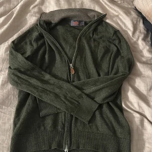Olivgrön merinoull zip från Morris. - Olivgrön Merinoull zip från Morris hör av er storleken är S men kan passa XS.