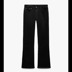 Zara jeans  - Svarta bootcut jeans ifrån Zara i st 32!!