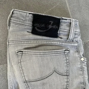 Jacob cohen jeans  - Säljer nu mina snygga gråa Jacob cohen jeans i modellen 688. Det är storlek 30 och Modellen är 180cm. Nypris 5800kr. De är i väldigt bra skick. Hör av er vid fler frågor.