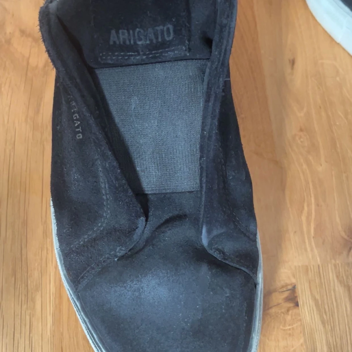 Svarta slip-on sneakers från Axel Arigato - 1