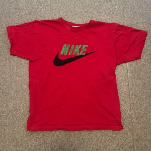Nike T-shirt  - Röd t-shirt från Nike. Väldigt bra skick! 
