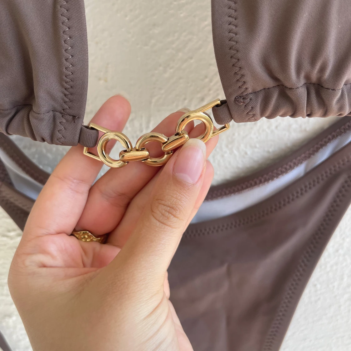 Brun bikini med gulddetaljer - 2