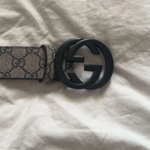 Gucci GG Supreme bälte  - Äkta gucci bälte sök seriennumret på andra bilden i Google det kommer upp bälten