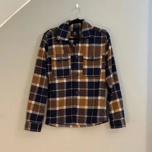 Overshirt från Cubus - Säljer en overshirt från cubos som är väldigt lite använd 