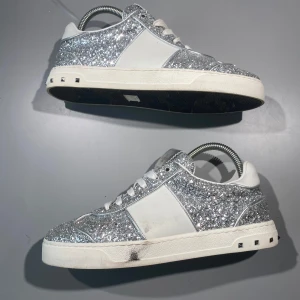 Valentino skor - Hej! Säljer nu mina skor från märket Valentino, storlek 39 bra skick, givetvis äkta. Tveka inte på att höra av dig om du har frågor eller funderingar kring skorna! 