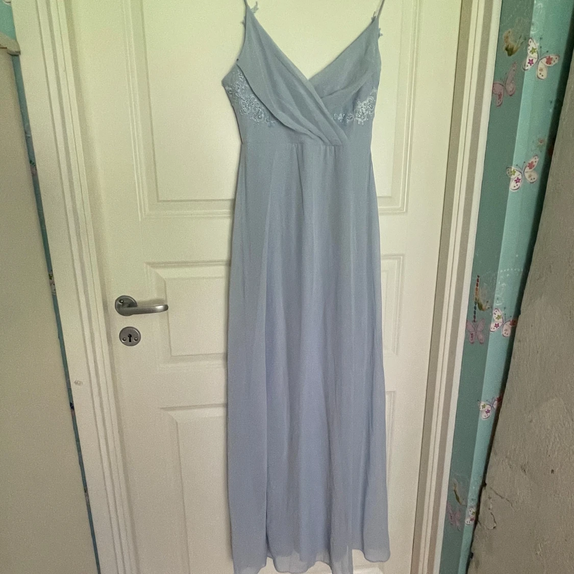 Ljusblå långklänning med spets från Bubbleroom