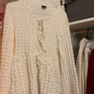Blus/Tröja - Blus från Gina Tricot. Super söt och elegant. Aldrig använd. Storlek M, passar S 🤍