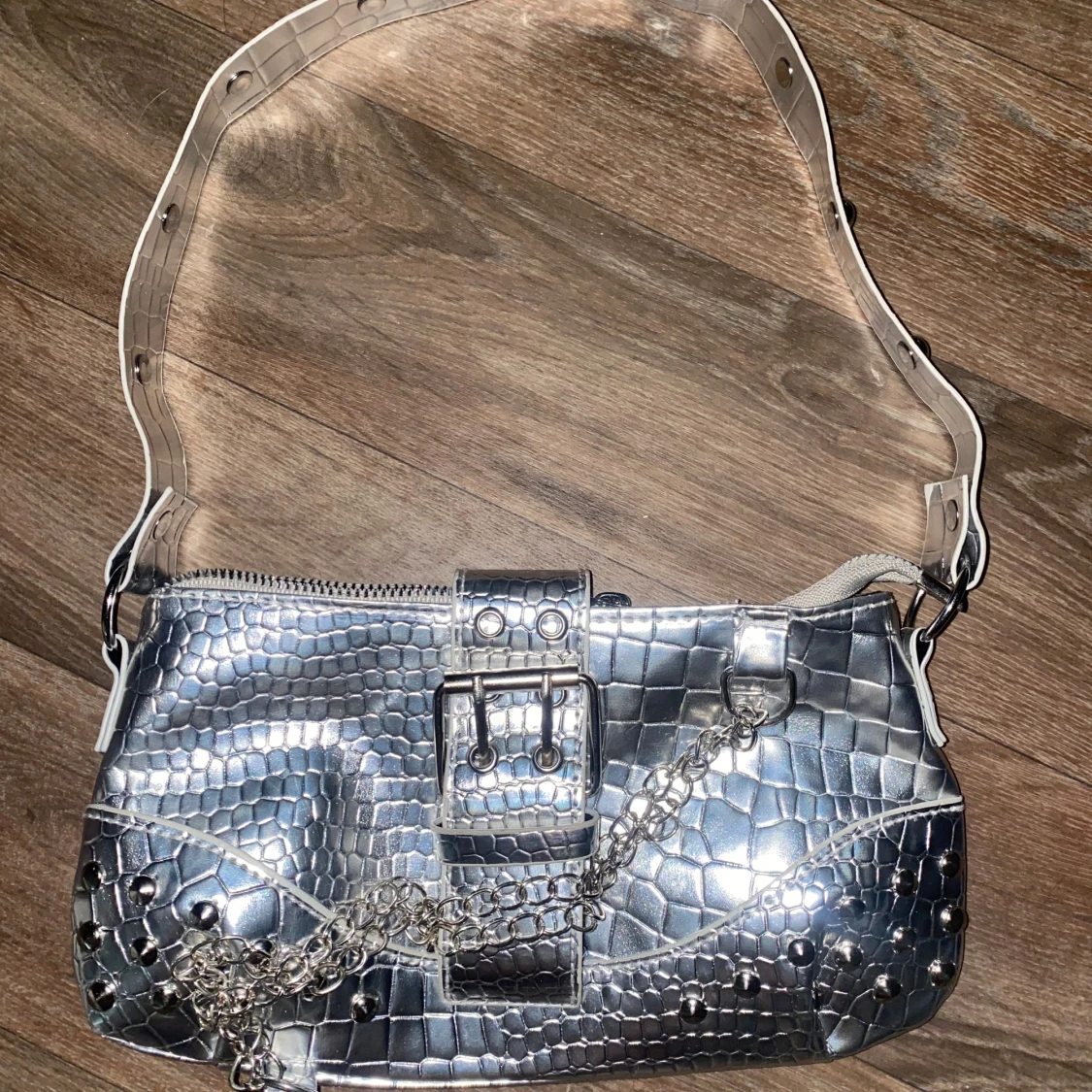 Silvrig axelväska med kedjedetalj - 1