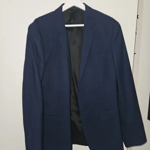 Calvin Klein kostymset  - Klassiskt kostymset från Calvin Klein, strl 50. Sparsamt använd (3 ggr), säljs pga att den inte passar längre. Nypris 6499 kr.