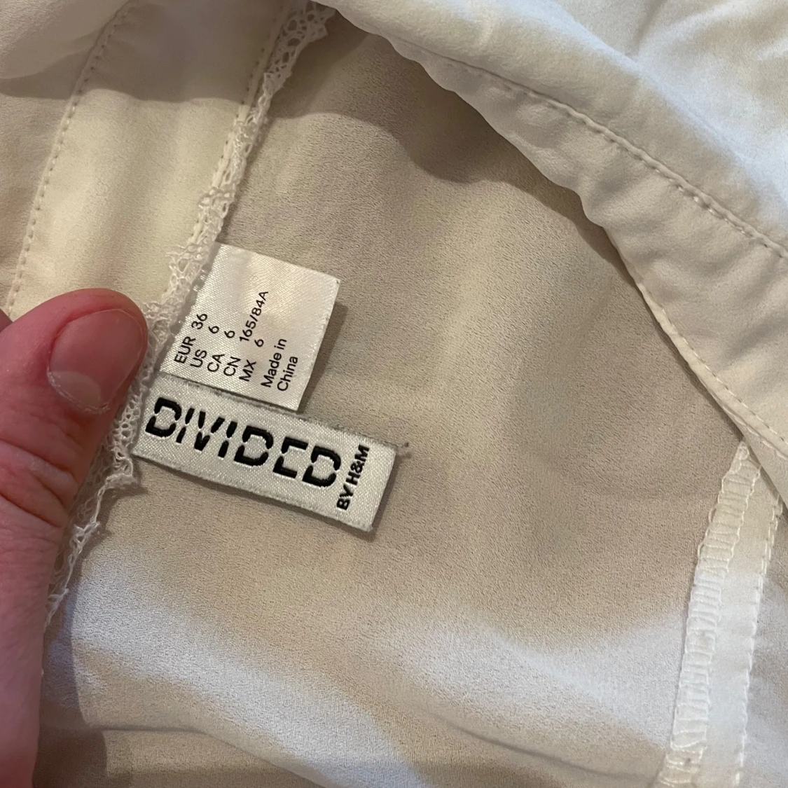 Vit ärmlös blus med spetsdetaljer från Divided - 2