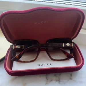 Bruna fyrkantiga solglasögon från Gucci - Säljer det här jätte snygga stora och bruna solglasögonen ifrån Gucci, nypris ca 3000❤️inga defekter!
