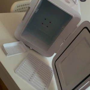 Sminkkylskåp från Nedis - Säljer ett vitt sminkkylskåp från Nedis med handtag på toppen. Perfekt för att förvara dina skönhetsprodukter svala. Kylskåpet har löstagbara hyllor och kan kopplas till eluttag och kyler lagom bra. Köpt för 799, börjar om på startpris vid 200, men priset kan sänkas till 149 vid snabbaffär. (Köp ej innan du skrivit och pratat med mig) 