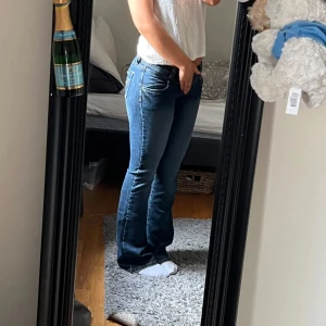 lågmidjade jeans - lågmidjade bootcutjeans💕 midjemått: ca 34,5 ( strech så passar lite större) innerbenslängd: ca 82
