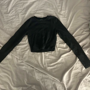 Svart croppad långärmad topp från Zara - Säljer en svart croppad långärmad topp från Zara. Riktigt skönt material. Köptes ny för ungefär 200-250kr är inte helt säker på ett exakt pris.