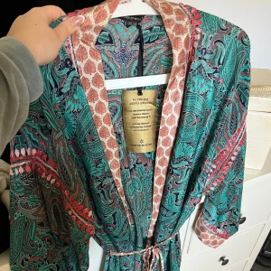 Mönstrad rituals kimono  - Jättefin helt ny kimono från Rituals paisleymönster i turkos, rosa och blått. Kimonon är oanvänd och har fortfarande etiketten kvar! 