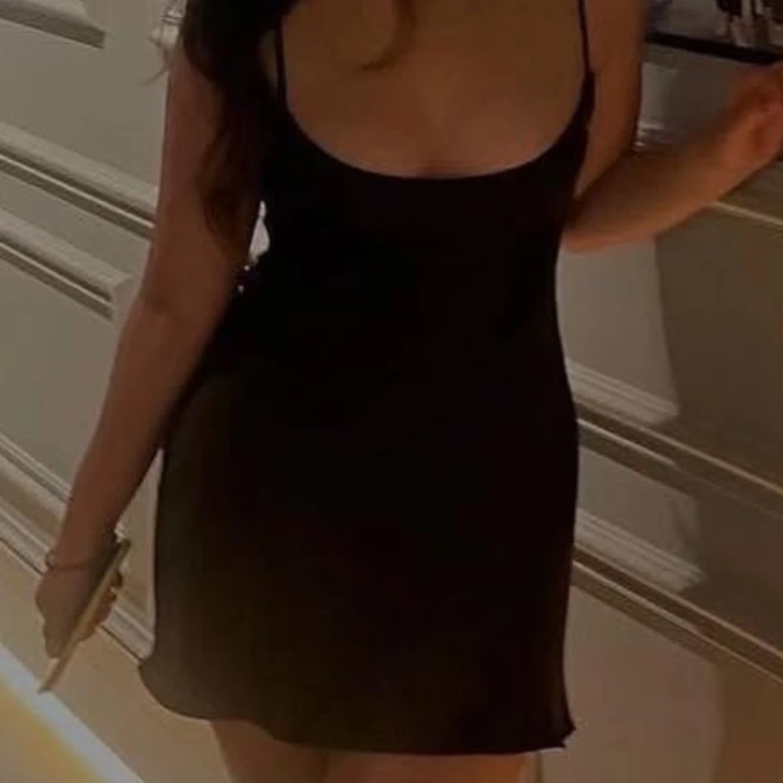 Svart kortklänning med smala axelband