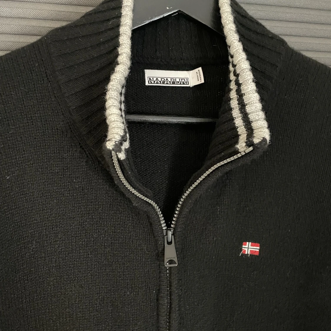 Svart stickad fullzip från Napapijri - 1