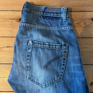 Dondup selvedge denim!! - Säljer ett par riktigt snygga jeans från dondup. Jeansen är straight/relaxed fit och i storlek 30 midja. Snygga slitningar framtill och riktigt bra material tillverkat i Italien!! Pris kan diskuteras