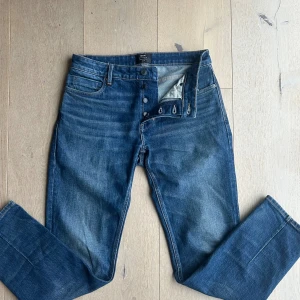 Neuw Jeans - Säljer ett par klassiska blåa jeans från Neuw. Jeansen har rak passform och är perfekta till vardags. Storlek 30/32, passar dig som är runt 180-184. Använt fåtal gånger, inköpspris 1300kr.  Pris kan diskuteras. 