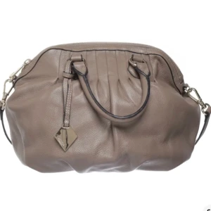 Taupe handväska från Smaak - Säljer en taupefärgad handväska från Smaak i mjukt skinn. Väskan har både handtag och avtagbar axelrem, samt dragkedja upptill. Snygg, rymlig och stilren modell med diskreta veckdetaljer framtill.❤️❤️🌸