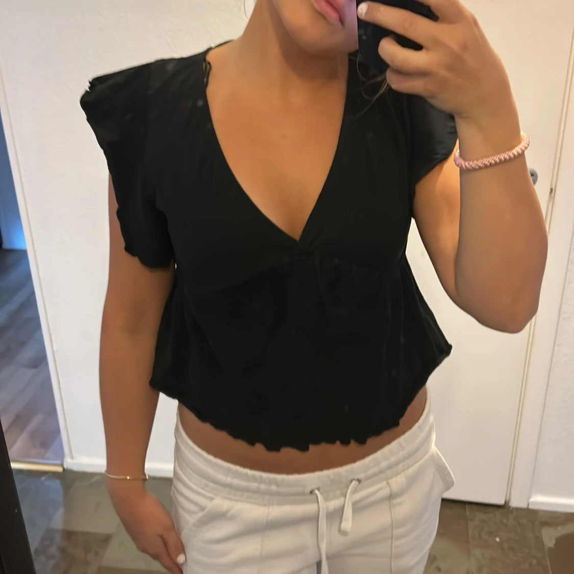 Svart croppad blus med volangärm