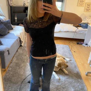 Svart spets topp - Säljer en svart spets topp, perfekt för våren💓 köpt second-hand så vet tyvärr inte vilket märke det är
