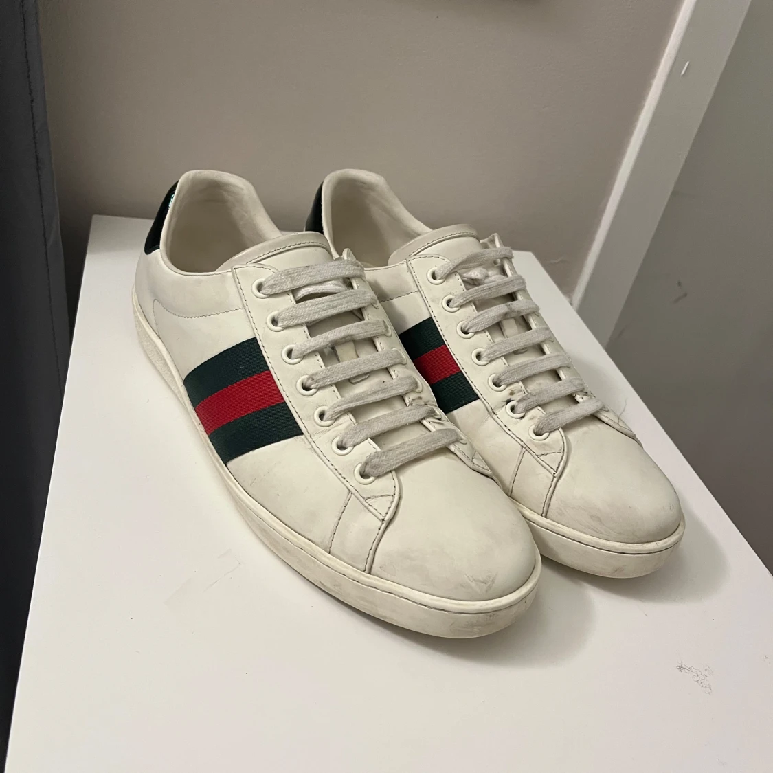 Vita sneakers från Gucci med röd och grön rand