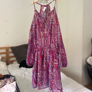Mönstrad klänning  - Söt klänning med lila mönster från NLY trend 🌸