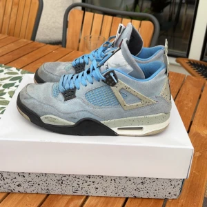 Air Jordan 4 University Blue - Säljer ett par Nike Air Jordan 4 University Blue. De är ganska använda därav priset men har fortfarande mycket kvar att ge, självklart äkta. Storlek 43. 
