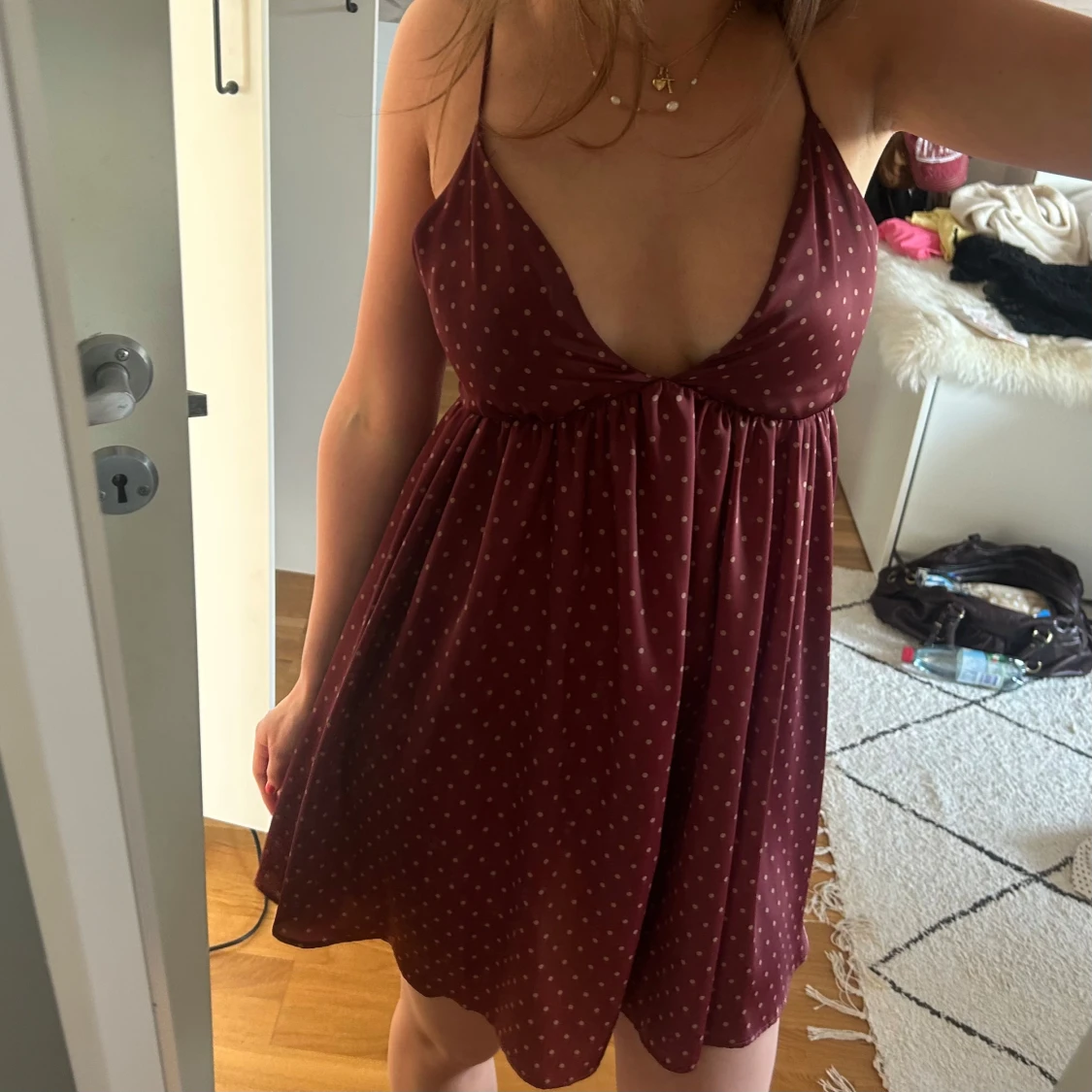 Vinröd prickig klänning