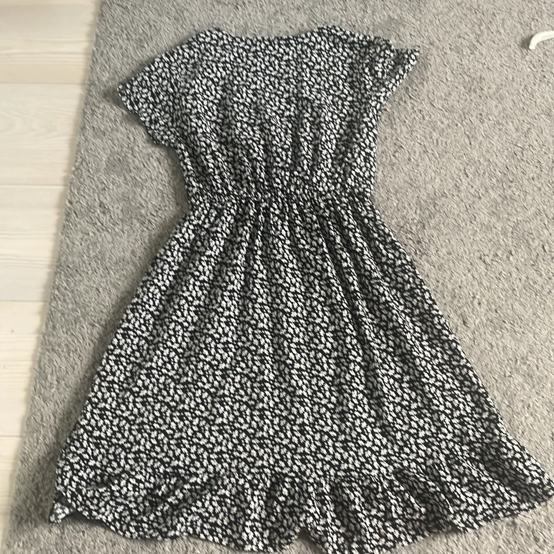 Svartvit blommig klänning från XOXO Friends - 1