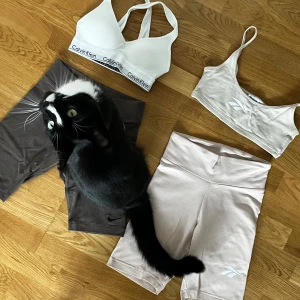 Bruna cykelshorts från Nike - Snygga bruna cykelshorts från Nike. De har en hög midja och är tillverkade i ett stretchigt material som passar perfekt för träning eller chill. Stilrena och enkla att matcha med din favorit-topp.