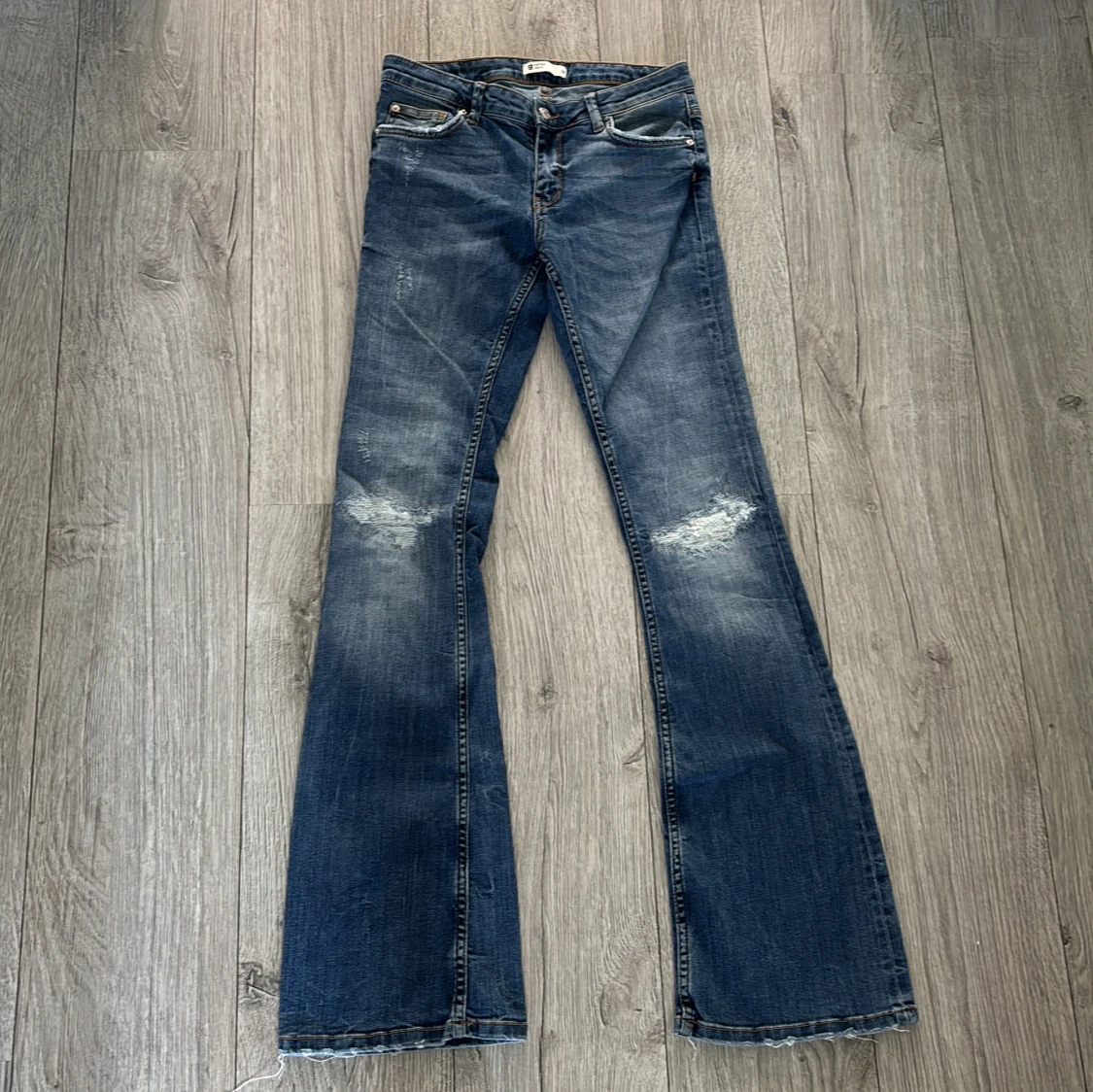 Blå bootcut lågmidjade jeans