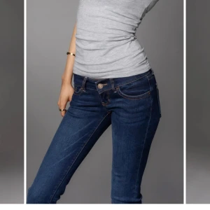 Mörkblå bootcut jeans med låg midja - Säljer super snygga g rise jeans helt ny köpta bara testade, säljer då dem inte passa o hade dratt av lappen så kunde inte retuneras. Lånade bilder skriv privat för fler bilder