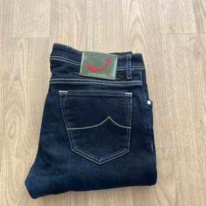 Jacob Cohen jeans - Säljer ett par riktigt feta cohen jeans i slim fit passform. Storleken är w33. Finns massa olika snygga detaljer på jeansen. Jeansen är i nyskick. Blir även en fade på jeansen som syns på bild 3. Pris går absolut att diskuteras!