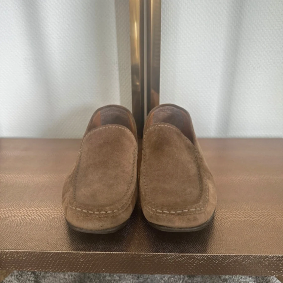 Bruna bata mockaloafers med platt sula - 1