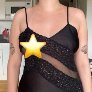 Black lace dress - Så fin och skön silkesklännkng med slit på sidan, köpt second hand med ingen lapp så vet varken märke eller storlek men skulle gissa på XS-S
