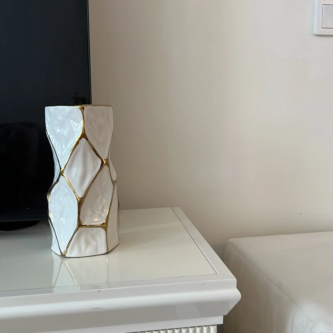 En vit vas med  geometriskt mönster i guld färg - 3