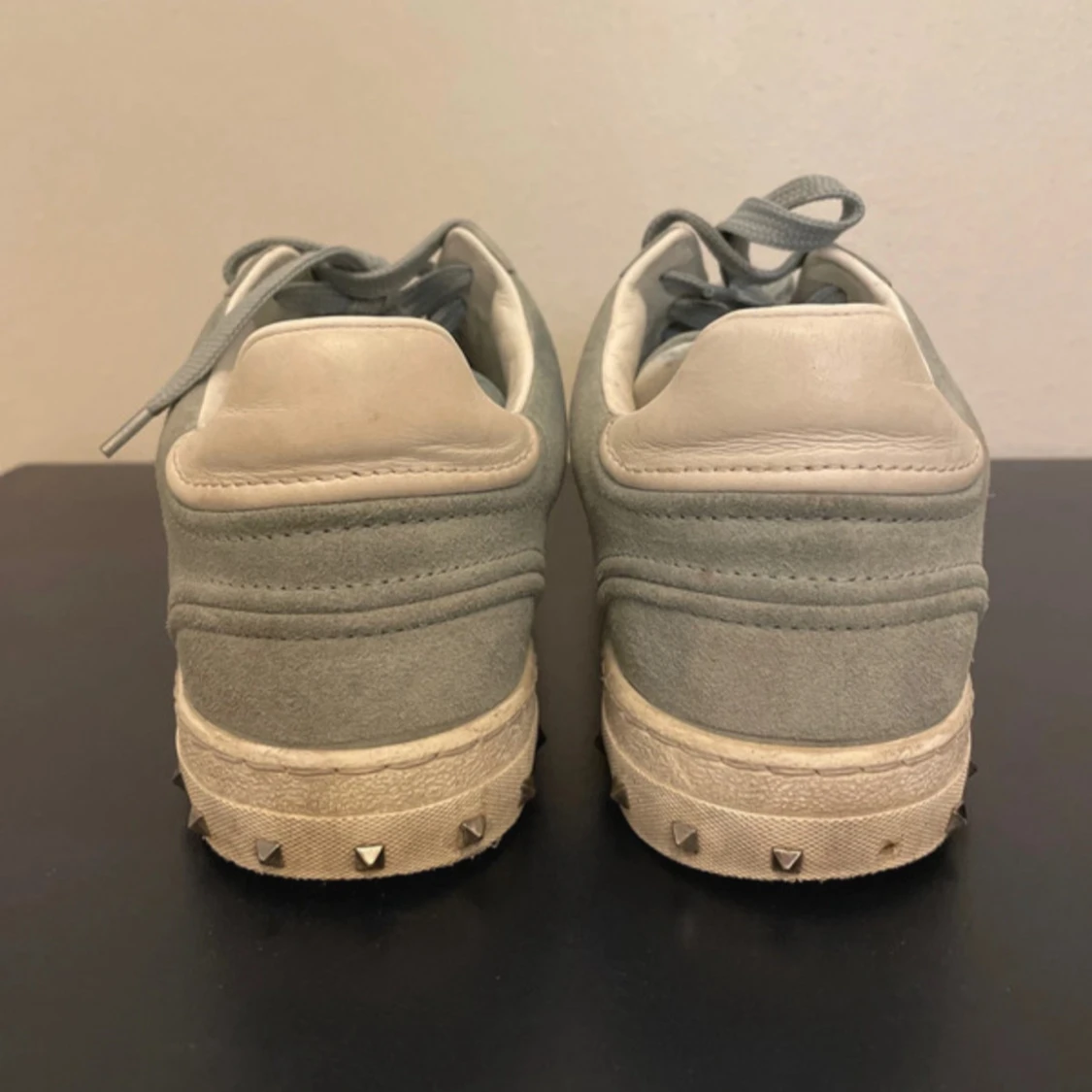 Valentino Rockstud sneakers i grå mocka - 1