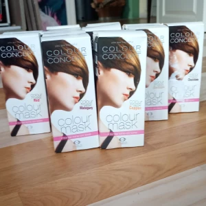 Colour Mask från Grazette of Sweden - Colour Mask intense tone-on-tone är en färginpackning som ger intensiv glans och vård till håret. Produkten innehåller 150 ml och passar dig som vill boosta din hårfärg med extra lyster. Kommer i en praktisk förpackning med tydliga instruktioner.70 kr per styck.Om du köper Alla 500kr alla har olika färger det finns Mahogany,copper,red ,champagne och chocolate färg. Skriv till mig vilken du vill ha.