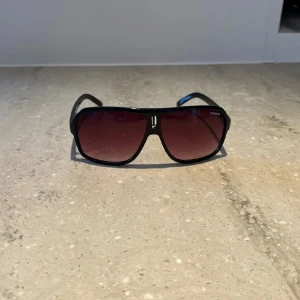 Carrera solglasögon  - Extremt bra pris så förs till kvarn. Sjukt feta Carrera solglasögon med en Rayban boyfreind liknande ton på solglasögonen. Nypris på dessa ligger på runt 1200🙈De är helt nya och skickas samma dag som köpet. Kom pm vid minsta lilla intresse eller fundering