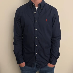 Ralph Lauren Skjorta - - Condition: 9,5/10 - Color: Navy Blue - Size: M - Retail price: 1749 SEK